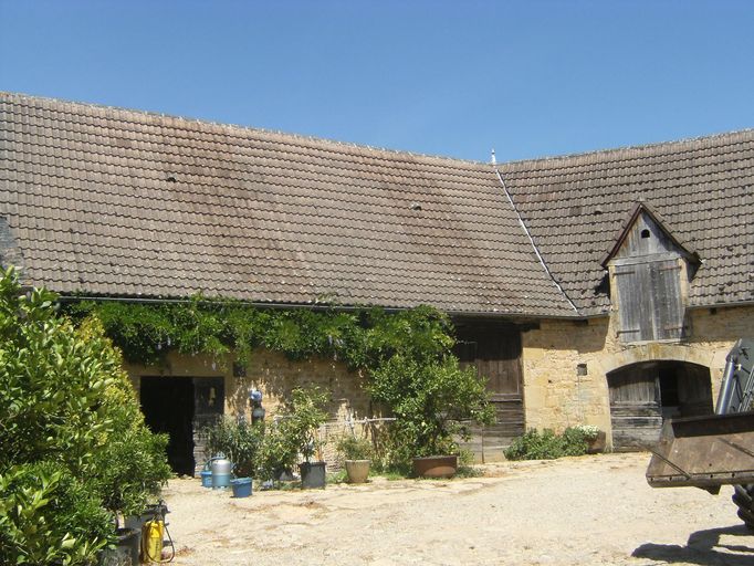 Vue générale de la grange-étable.
