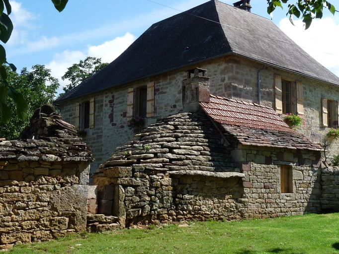 Vue générale du logis de la ferme et du fournil.