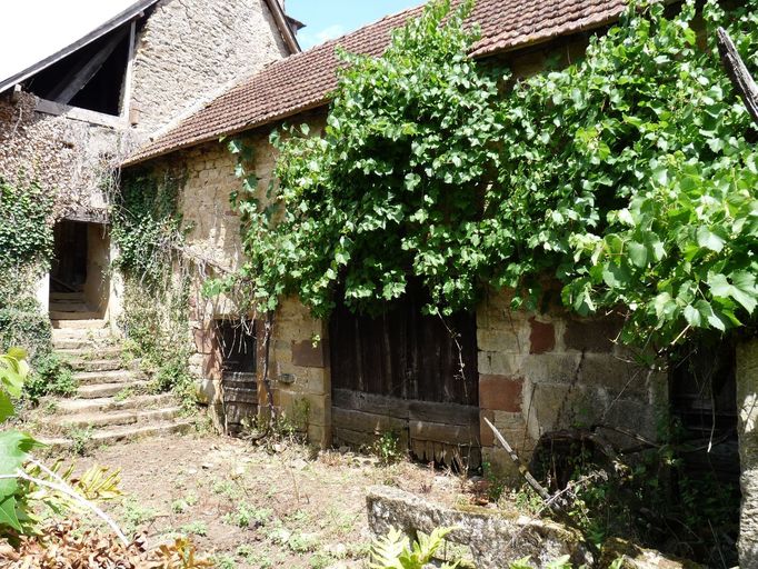 Vue générale de la grange-étable adossée au mur-de-croupe du logis.