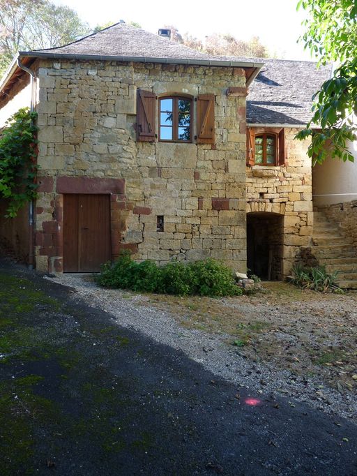 Vue générale du mur de croupe sud présentant des ouvertures en arc segmentaires (18e siècle).