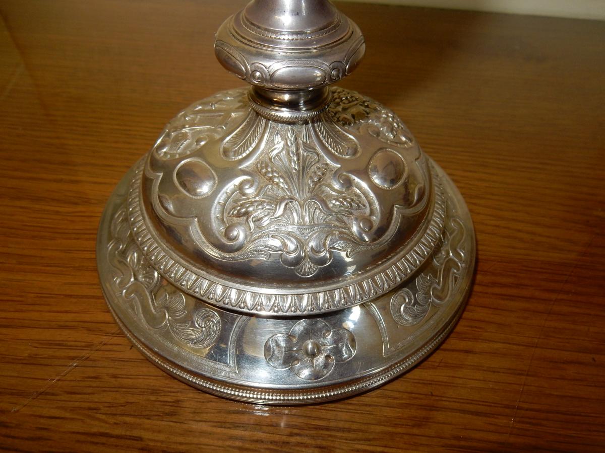 Pied du calice, détail du décor estampé.