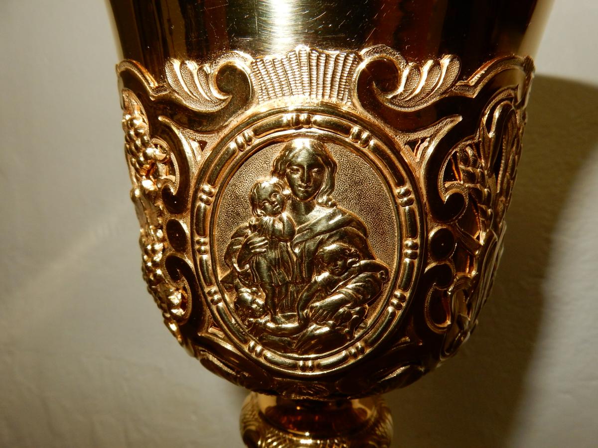 Médaillon sur la fausse-coupe représentant la charité.