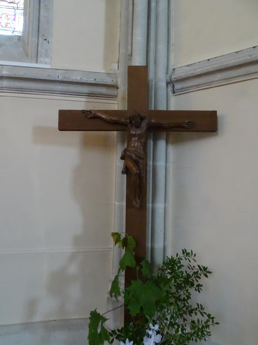 Statue du Christ en croix sur sa croix moderne.