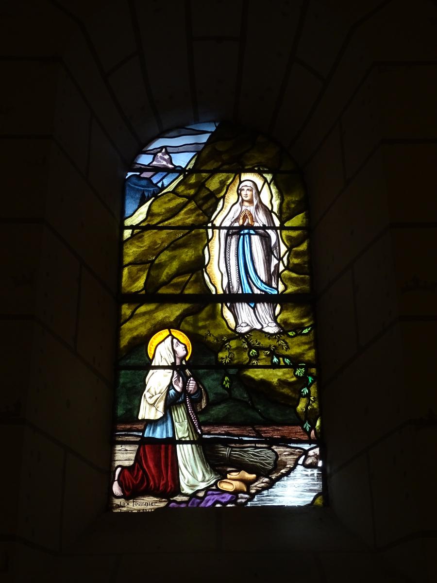 Verrière de l'apparition de la Vierge à sainte Bernadette.