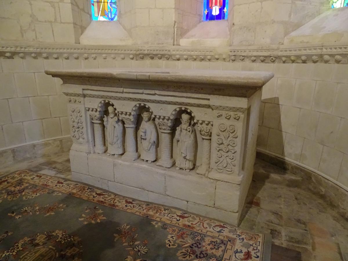 Maître-autel en pierre calcaire.