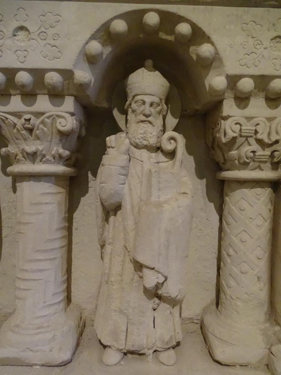 Maître-autel : statue de saint Hilaire.