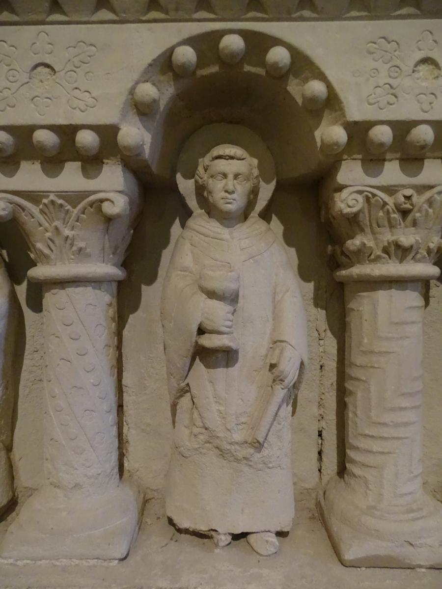 Maître autel : statue de saint Martin.