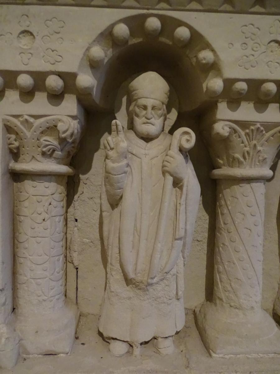 Maître-autel : statue de saint Romain.