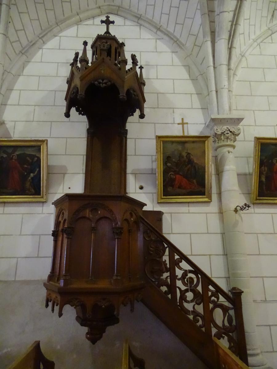 Vue d'ensemble de la chaire en place dans l'église.
