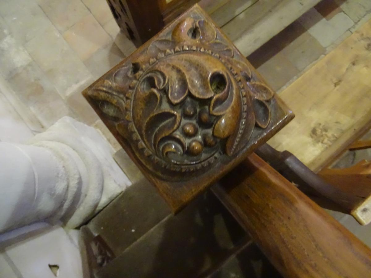 Détail de la sculpture sur le poteau de départ de la rampe d'accès.