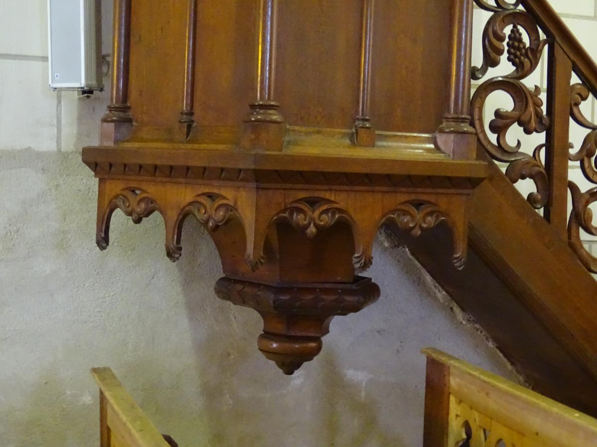 Détail du culot sculpté portant la cuve.