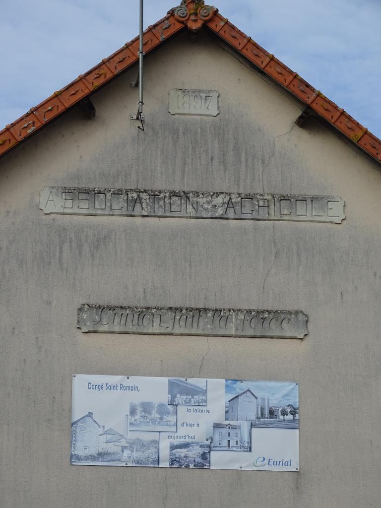 Les bureaux, pignon sud, inscription : 1897, association agricole, L'union fait la force, vue en 2021.