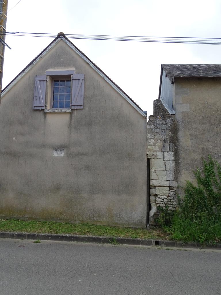Mur pignon de la maison portant le graffiti.