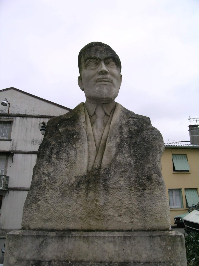 Vue de face de la sculpture de Joseph-Paul Rambaud.