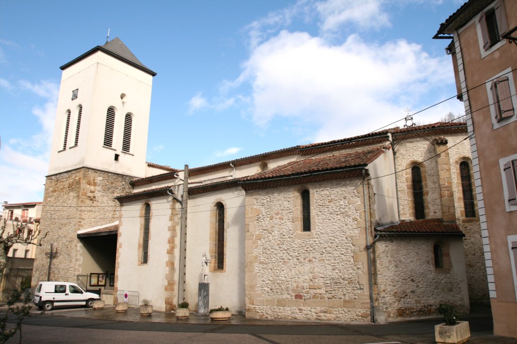 Vue depuis le sud-ouest de l'église et son clocher.