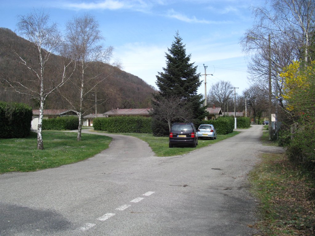 Vue depuis le sud de l'entrée du village de harkis ou du "hameau de forestage".