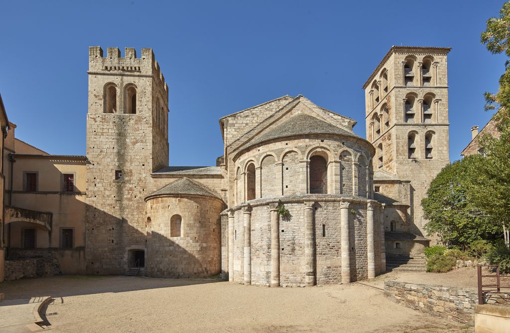 Vue générale du chevet et des tours de clocher de l'église abbatiale.