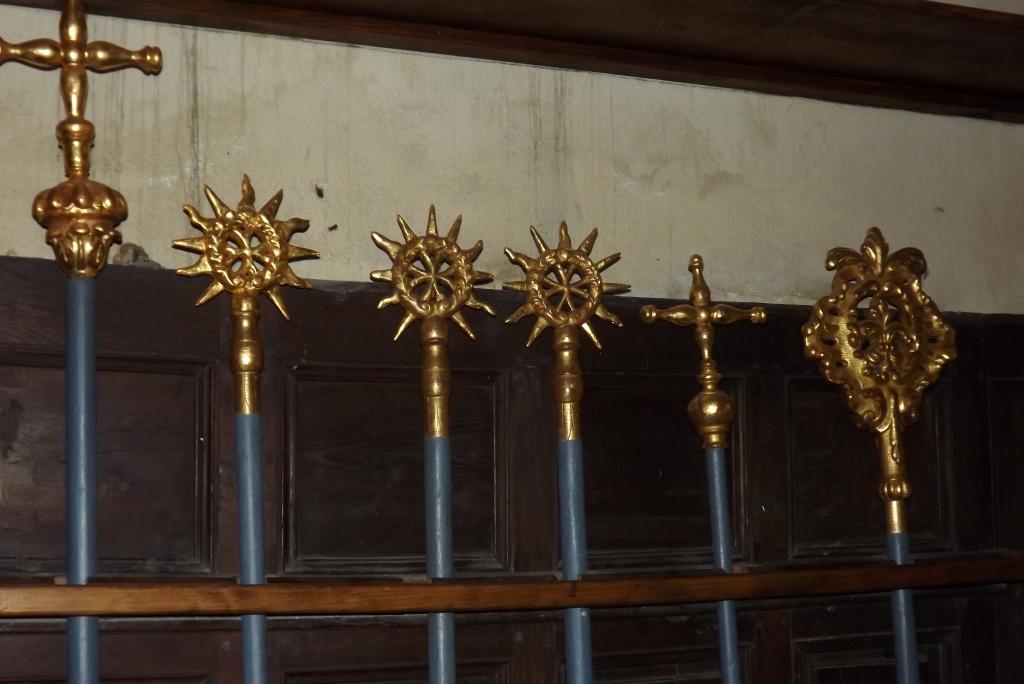 Ensemble des bâtons contre l'élévation gauche de la chapelle.