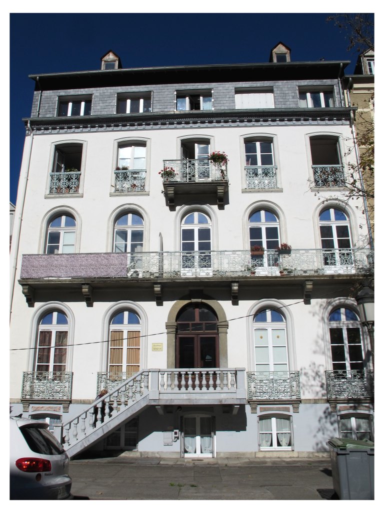 Vue d'ensemble de la façade.