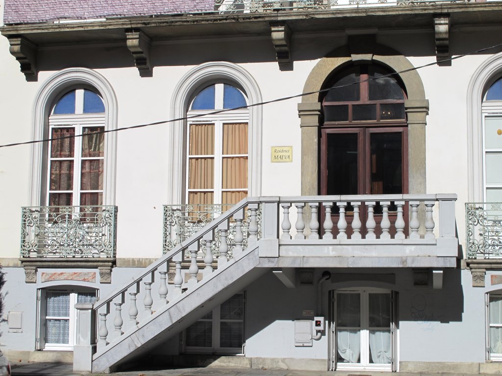 Vue de l'escalier droit ajouté au rez-de-chaussée.