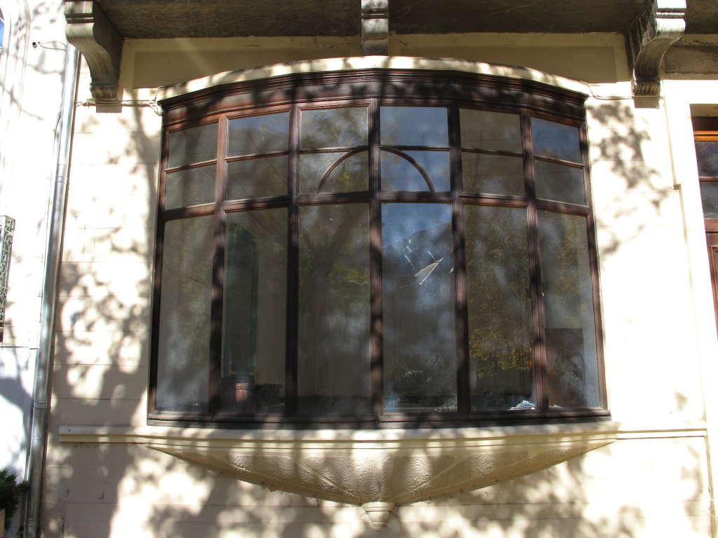 Détail d'une fenêtre en bow-window du rez-de-chaussée.