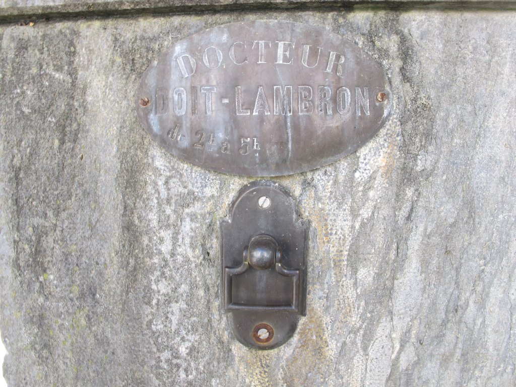 Détail de la plaque du docteur Doit-Lambron sur le pilier droit du portail.