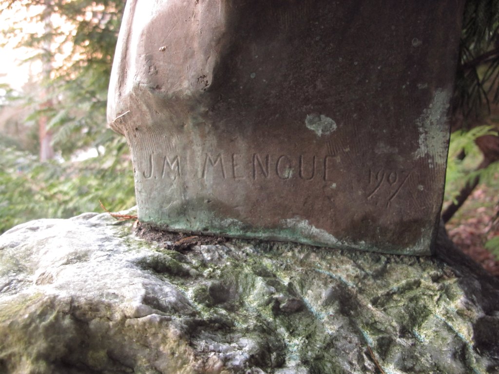 Face latérale gauche du buste : détail de la signature et de la date.