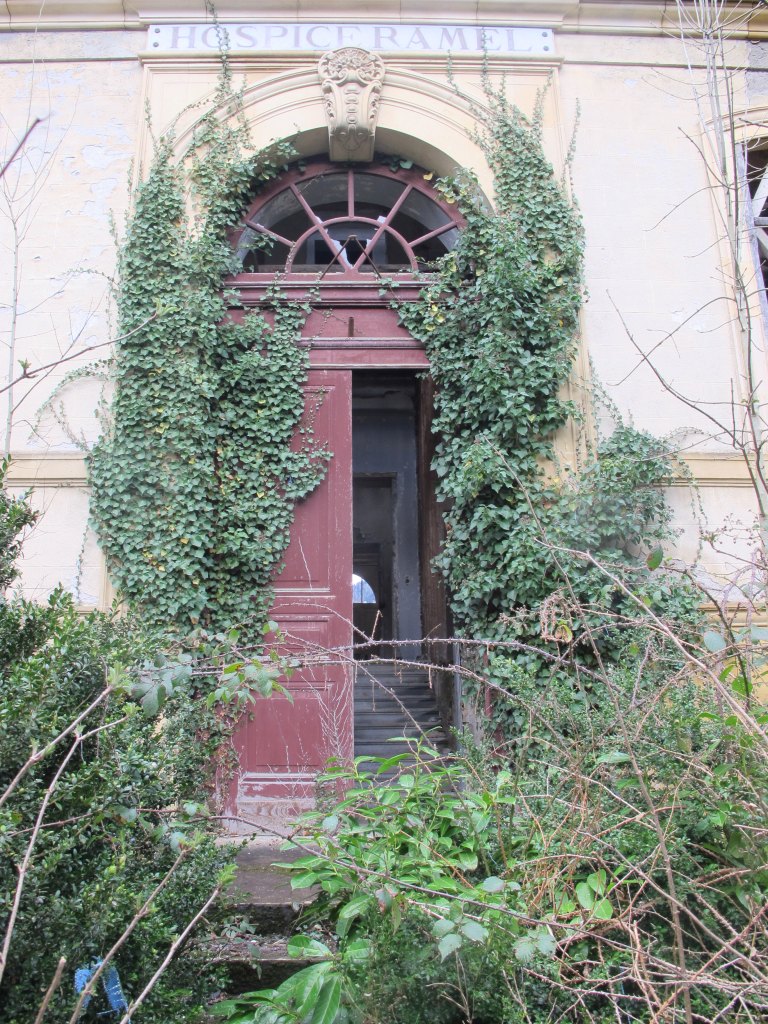 Vue de la porte de la façade.