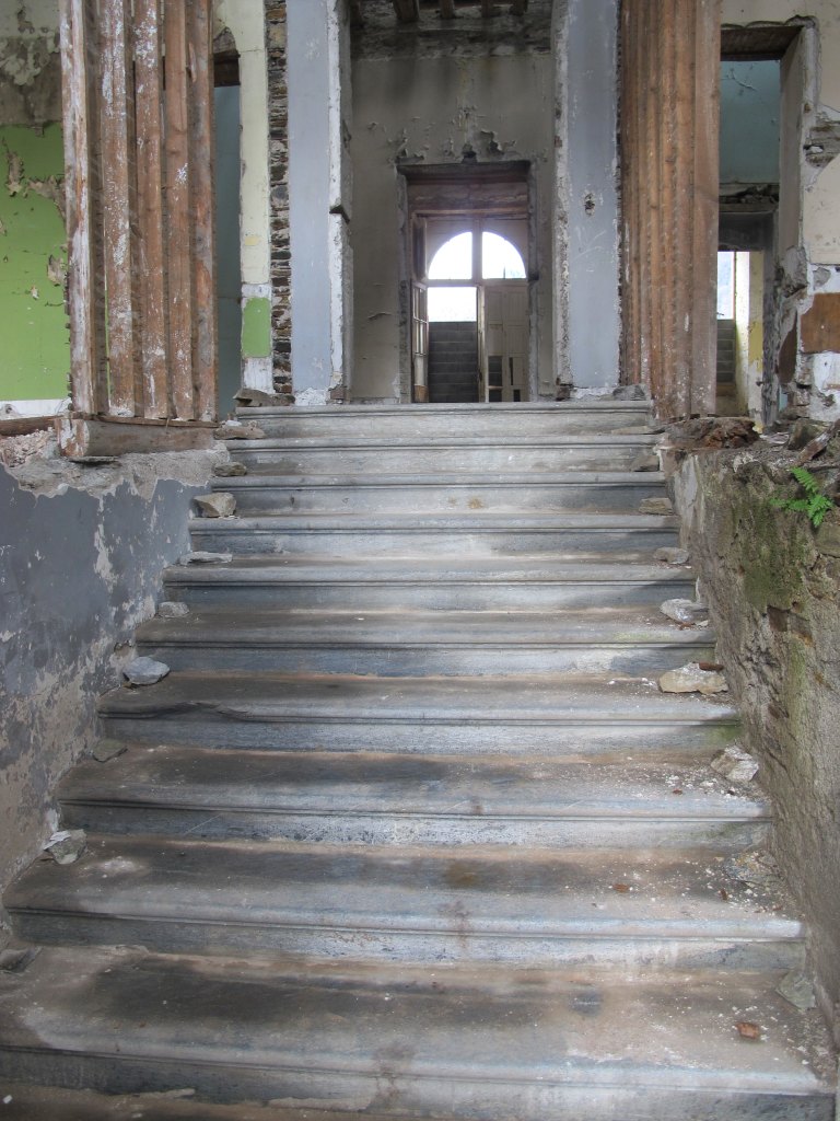 Vue de l'escalier droit situé dans l'axe de la porte de la façade.