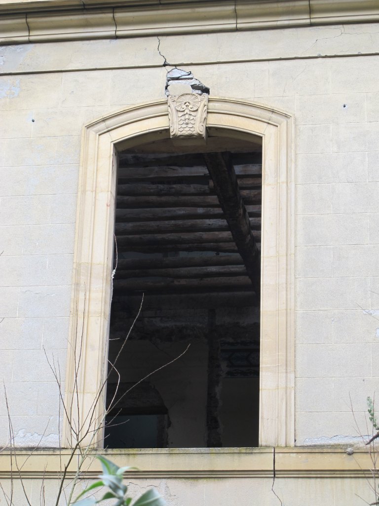 Détail d'une baie de la façade.