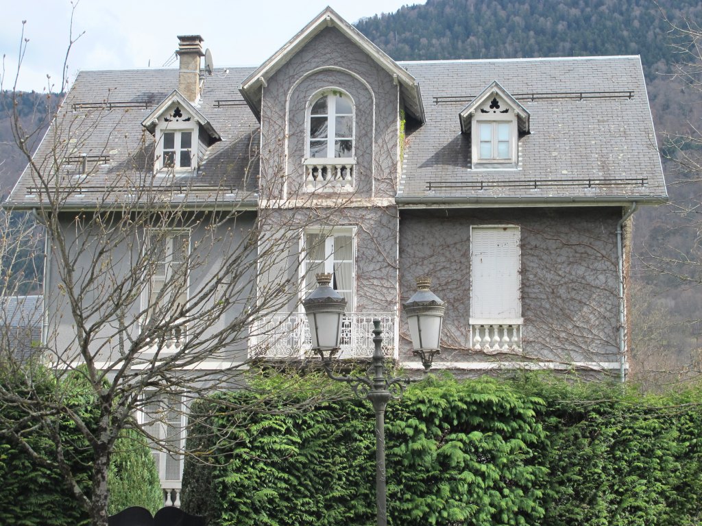 Vue de la façade secondaire, donnant sur le parc du casino.