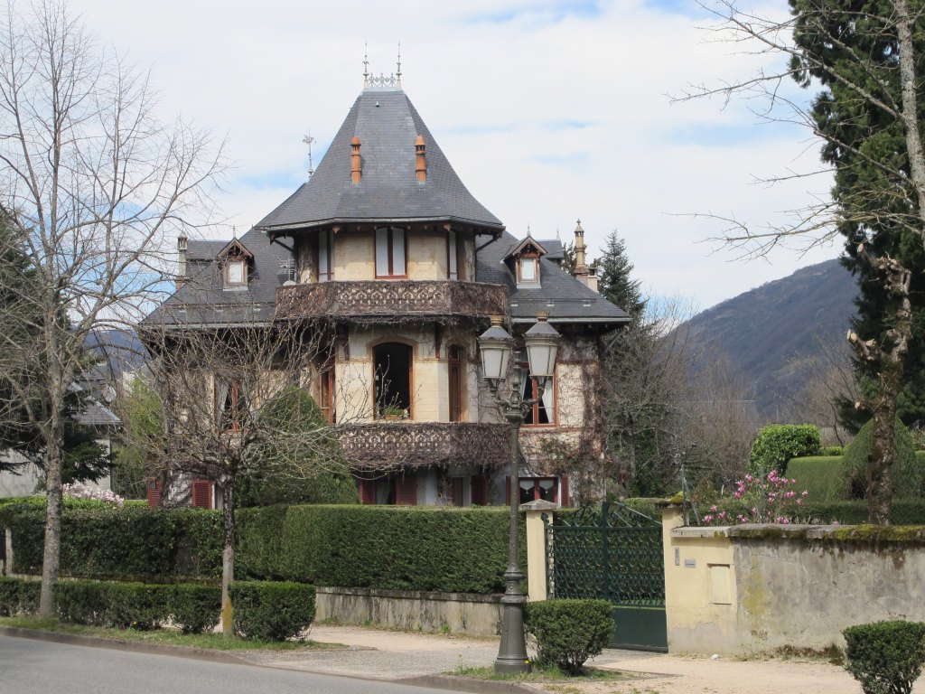 Vue d'ensemble de la façade depuis le boulevard.