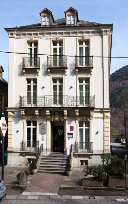 Vue d'ensemble de la façade depuis le parc des thermes.