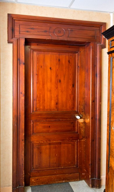 Détail d'une porte de chambre ayant perdu sa partie supérieure.