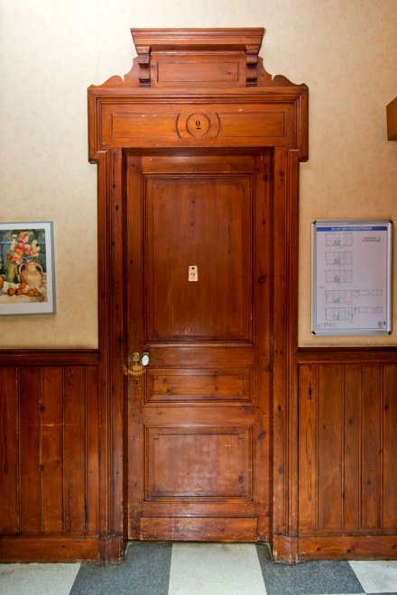 Vue d'ensemble de la porte de la chambre n°2.