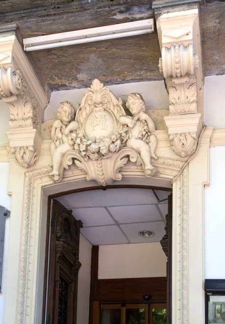 Vue du groupe sculpté surmontant la porte.