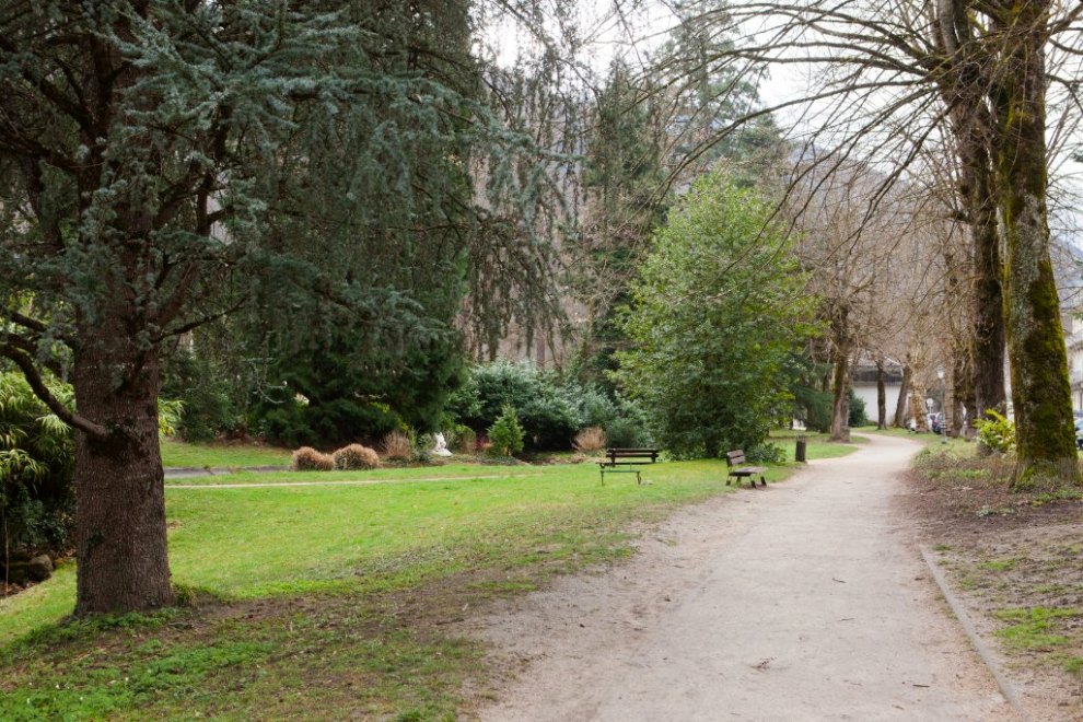 Vue de l'allée ouest du parc avec détail du Baiser à la source.