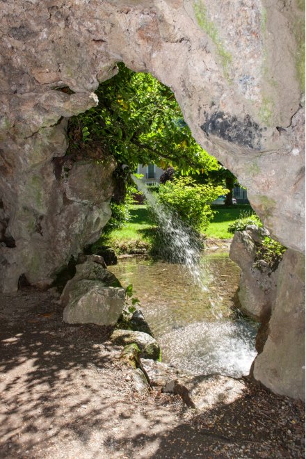 Vue de l'ouverture de la grotte donnant sur la pièce d'eau.