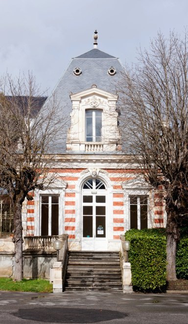 Vue du pavillon ouest bordant la façade.