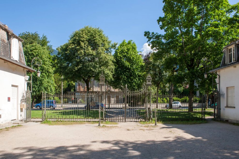 Vue du portail d'accès au parc, encadré par les deux pavillons.