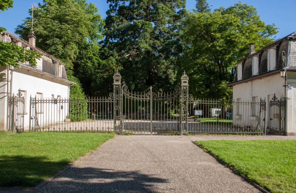 Ensemble des deux pavilllons d'entrée actuellement bibliothèque