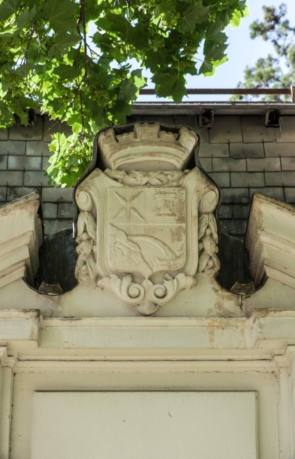 Détail du décor conservé sur l'élévation sud du pavillon ouest : blason couronné aux armes de Luchon.