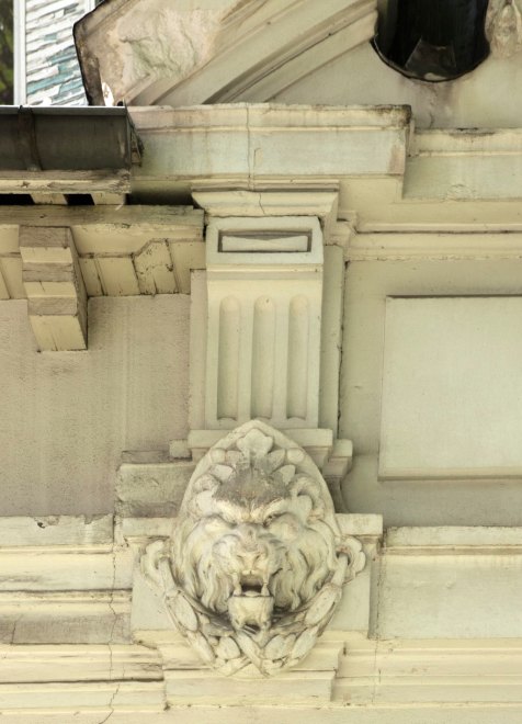 Détail du décor sculpté de l'élévation sud du pavillon ouest : mufle de lion.