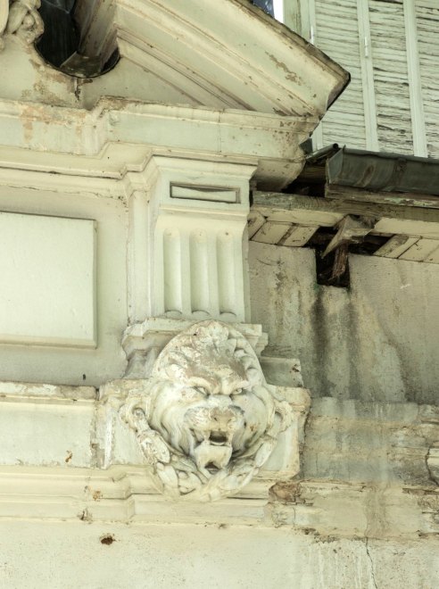 Détail du décor sculpté de l'élévation sud du pavillon ouest : mufle de lion.