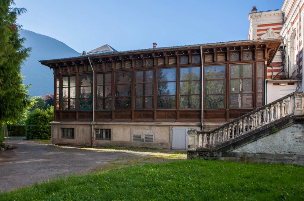 Vue de l'élévation nord de la véranda ornée des verrières de Gesta.