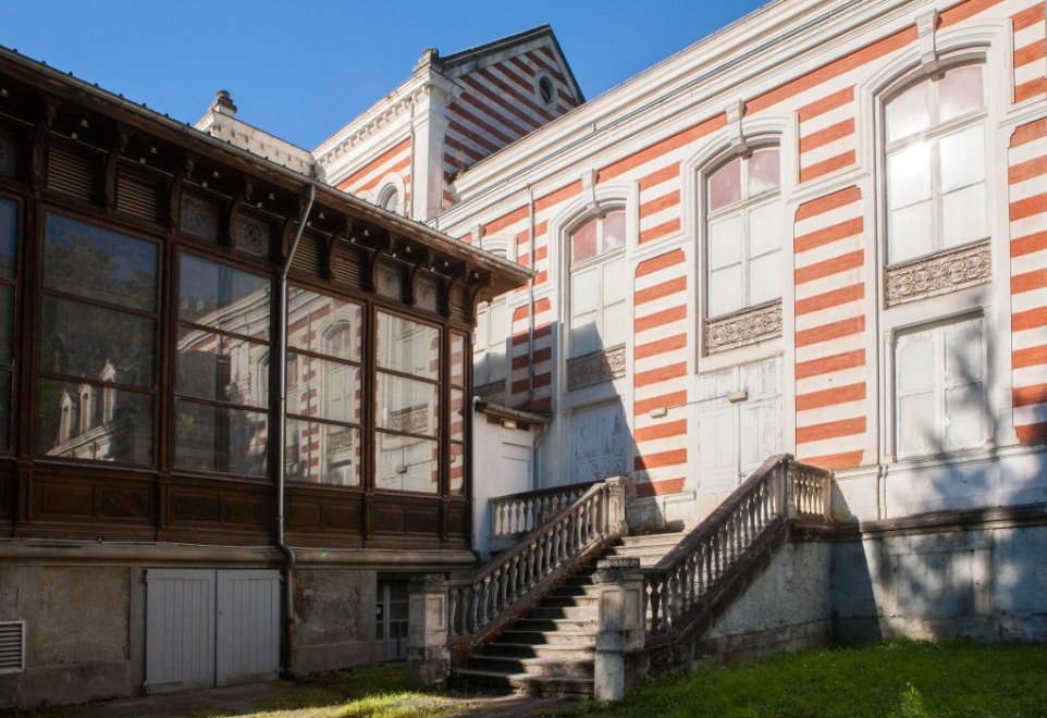 Vue de l'accès latéral menant au théâtre, situé au nord de la véranda.