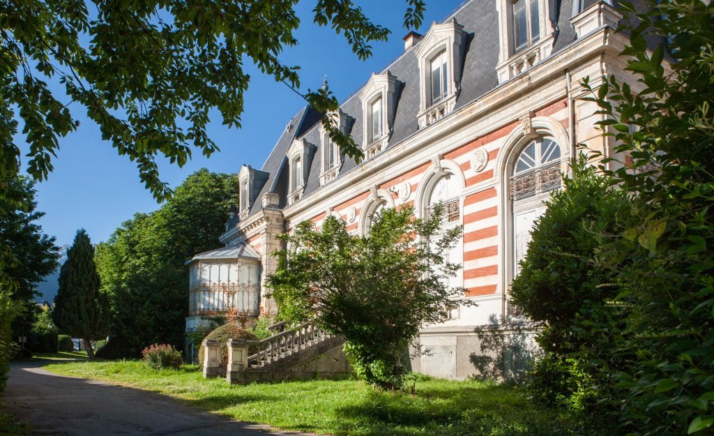 Vue de l'élévation est de l'aile principale du casino.