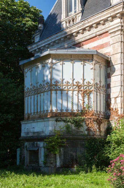 Détail de la véranda hors-oeuvre sur l'élévation est de l'aile principale du casino.