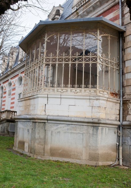 Détail de la véranda hors-oeuvre sur l'élévation ouest de l'aile principale du casino.