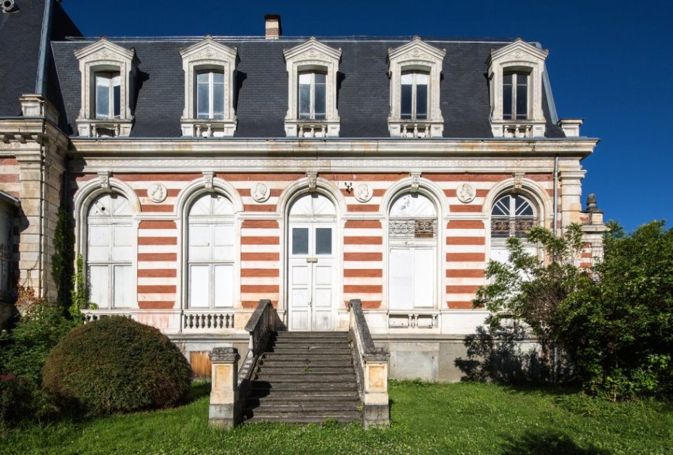 Vue de l'élévation est de l'aile principale du casino.